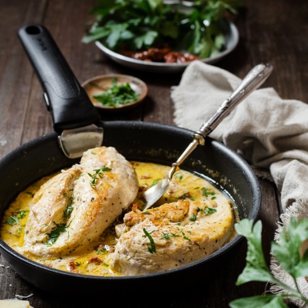 Pechuga de pollo en salsa cremosa de parmesano