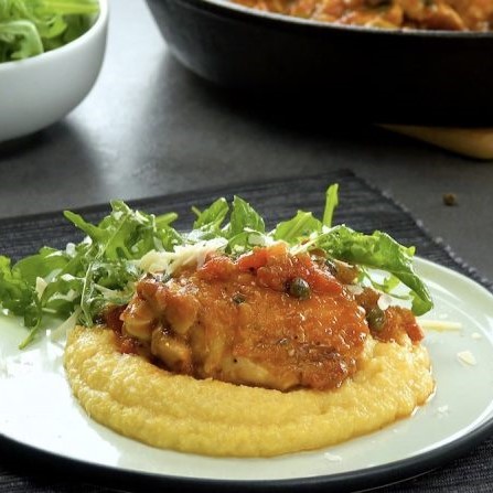 Contramuslos de pollo al vino blanco y ajo sobre polenta