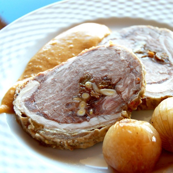 Relleno de Cordero con Pasas y Piñones en Salsa y con Cebolletas Glaseadas